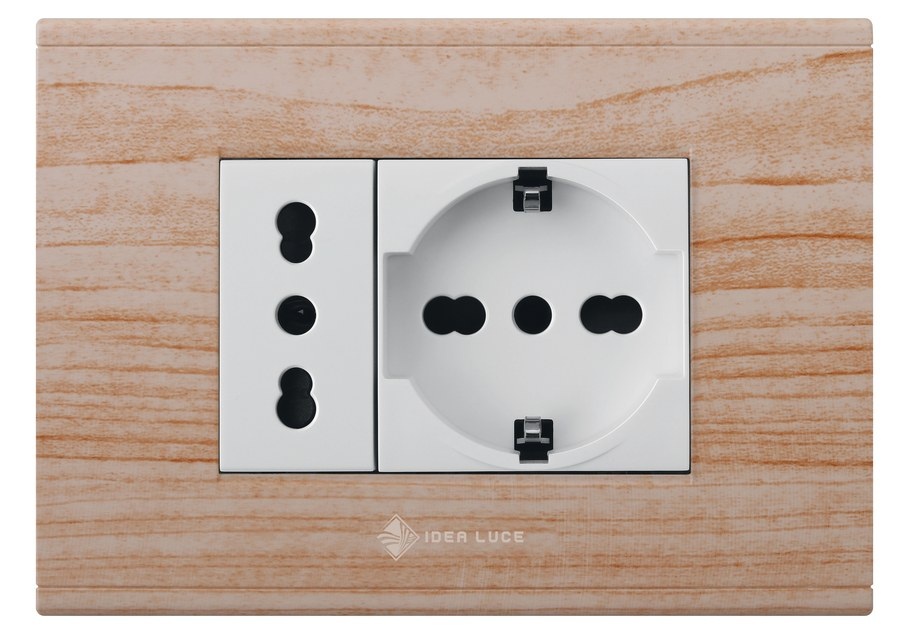 Legno naturale — Bipasso + Schuko, moduli bianchi